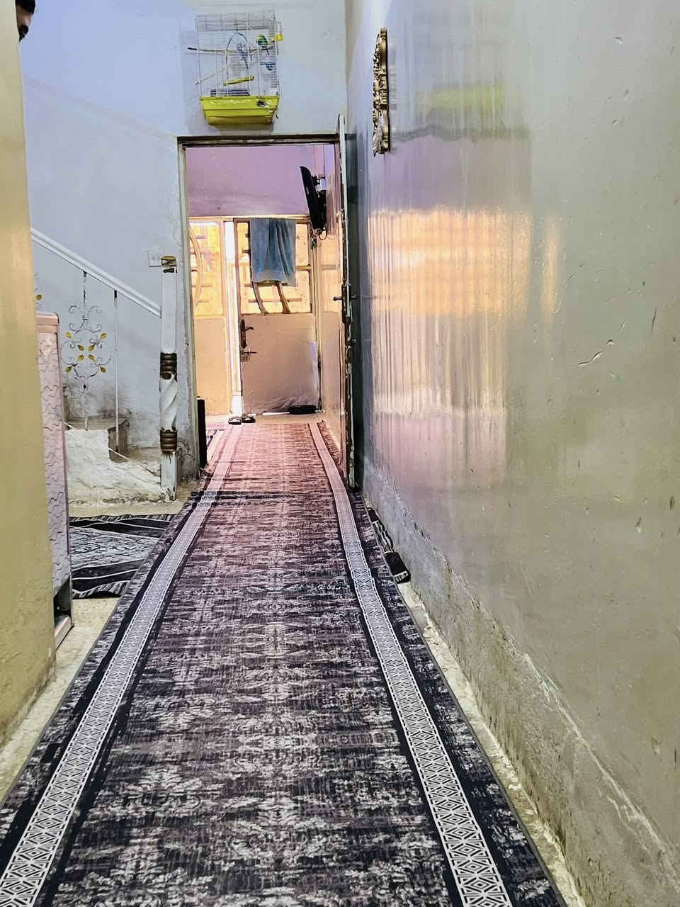 بيت مساحه ١٠٠في الاورفلي
متكون من طابقين 
طابق الأول كراج واستقبال ومطبخ +صاله و صحيات ومنور وغرفه نوم 
 طابق الثاني غرفتين نوم +صحيات ودرج لسطح وترك 
في منطقه الاورفلي فرع مكوى المرتضى اماً من جهه ثانيه مقابيل مطعم ليمونه فرع مقابيل الشارع  
استفسار اتصال 📱 ***********
رقم الثاني ***********
