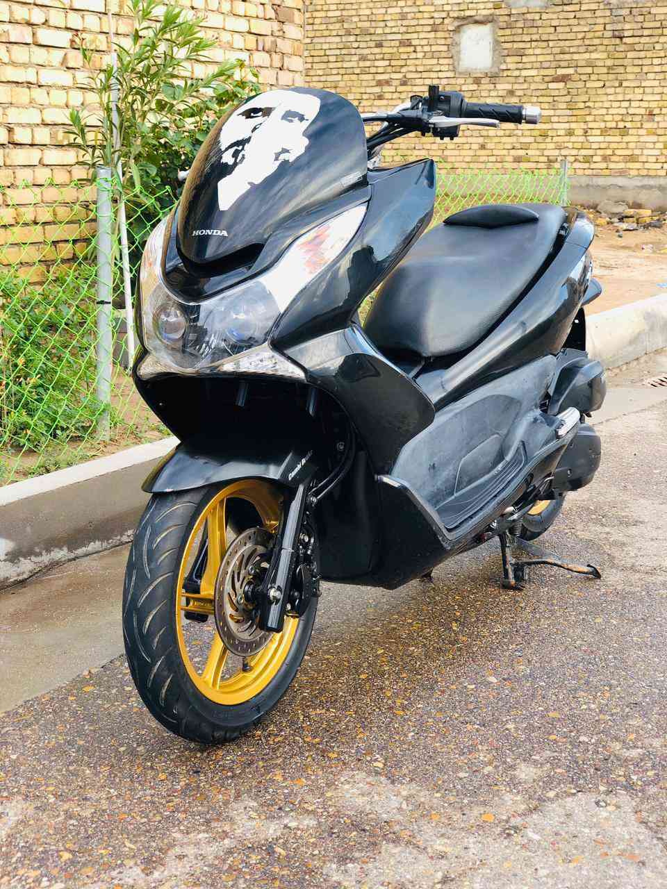 السلام عليكم
دراجهPCXالجيل الأول دراجه نضافتها100%صارلها شهرين من طالعة من الوكيل دراجة برغي ما مفتوح الدراجة نوزل بيها حساس اطفاء عند الوقوف
زارعلها عدسات زنون الدراجه مكفوله كفاله عامه 
سعرها 14ورقه
***********
ملاحظة: المو شراي لا يكسر بل سعر رجاءٍ
