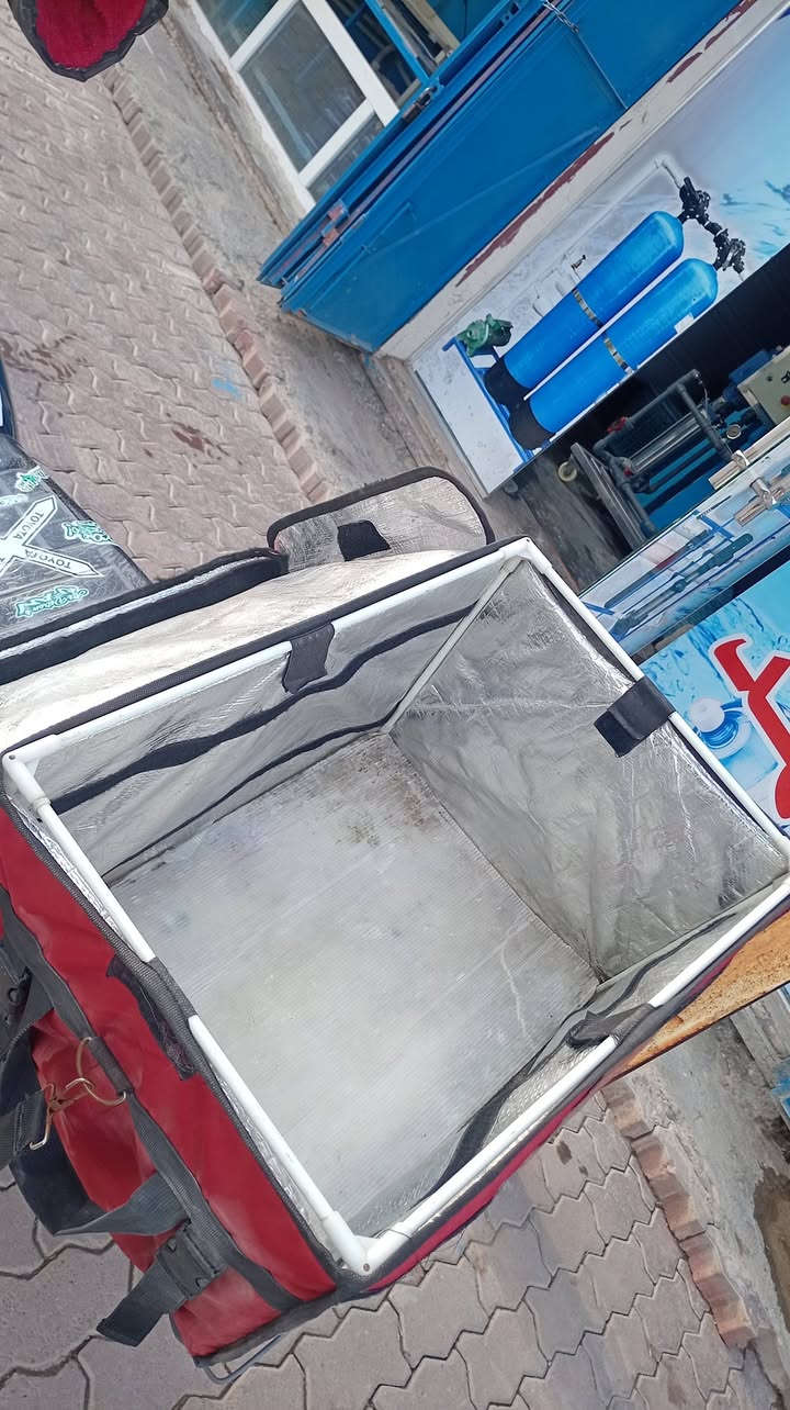 سلام عليكم جنطه دلفري وياها جفوف وخوذه ابيعهن كلهن سوه مابيع شغله وحده ٣ قطع الجنطه واخوذه والجفوف ابيعهن سوه السعر 25 وبيها مجال الاتصال على الرقم ***********
