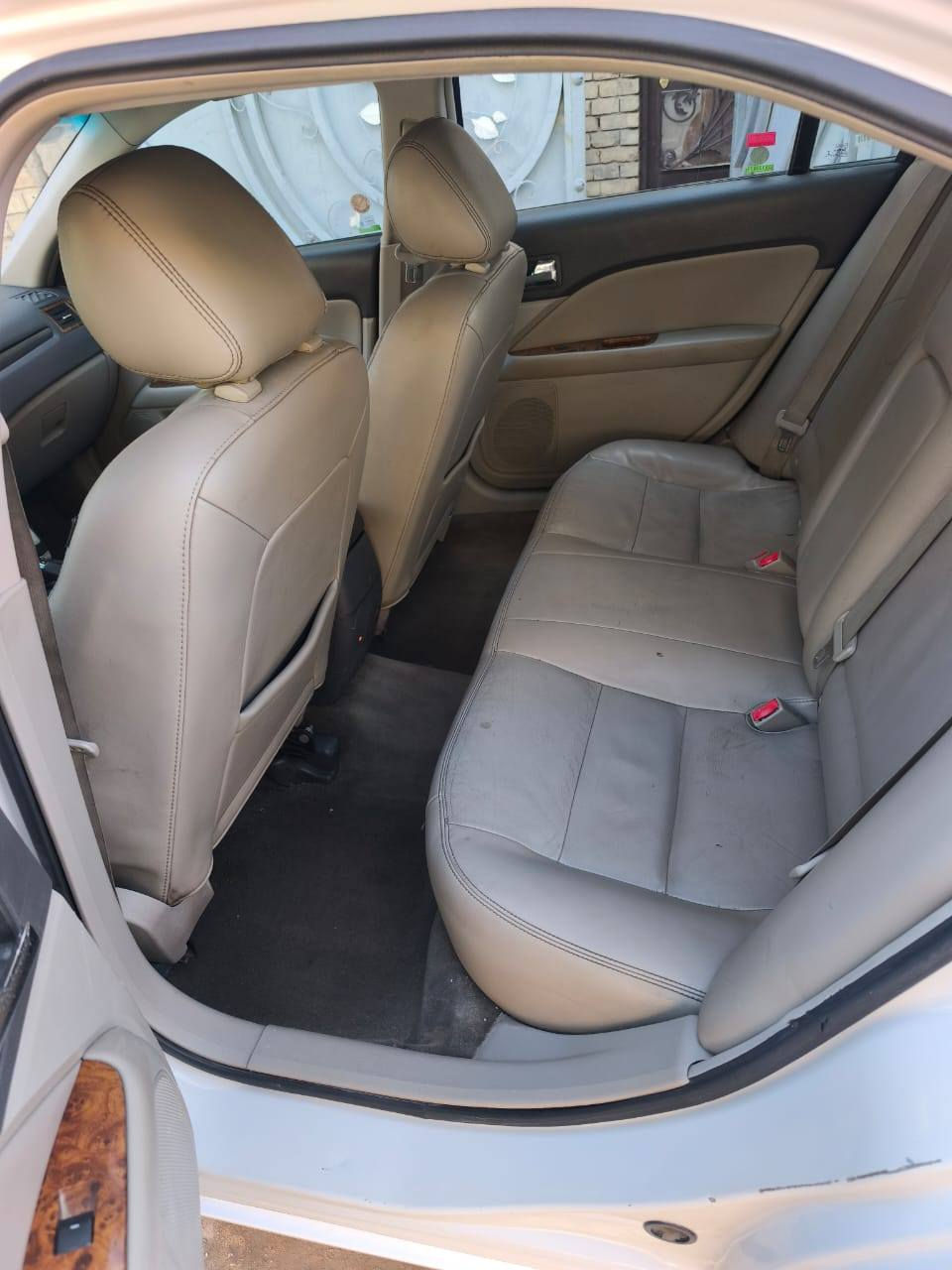 السلام عليكم.
سيارة فورد فيوجن للبيع السعر 60 وبيها مجال 
السيارة ما بيها ضربه ولا قطعه مبدله ولا صبغ . 
بيها طخه بالچاملغ الامامي والجنطه هم مثل ما موضح بالصور. 
گير/مكينه مكفولات. 
تبريد/تدفئه/ كهربائيات كله شغال. 
صدرها نص عمر.
يحتاجلها مازدات اماميه ومرايات. 
رقمي ***********
عنواني دورة زراعي ابو طياره
