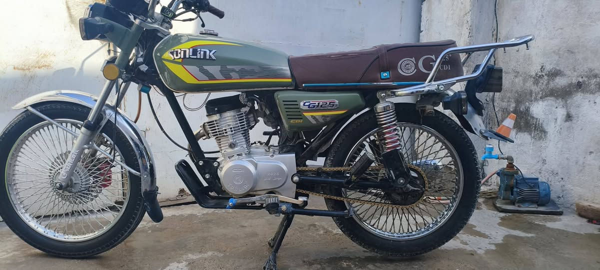 سلام عليكم دراجه ايراني سونك موديل 2024 شهر 12 دراجه كامله مابيه اي نقص بس قبق مال ماصدة مكسور المحرك بلاد سبانه ما محطوط علي دراجه 4 كير شغاله كهريائيات كله شغاله دراجه مامدفوع كمركه اوراق معرض 
سعر 750 وبيه مجال حك الجيه مكان بغداد الغزاليه 
تواصل عله هذا رقم ***********
