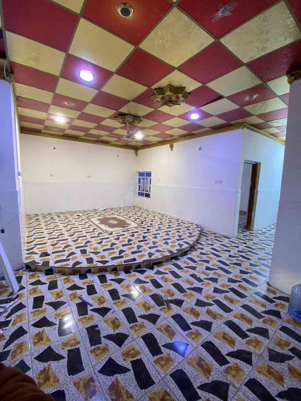 بيت في منطقه كوت الحجاج خلف مطبعه البهاء الايجار 
يتكون البيت من ….
غرفتين منام 
صاله واستقبال 
مطبخ وصحيات داخليه وخارجيه 
طرمه ومخزن وصطح 
سعر الايجار 800الف وقابل للتفاوض 
الاستفسار الاتصال على 
***********
