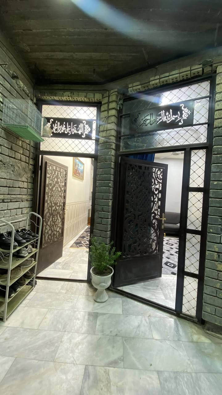 بيت مساحة 100 مسلح
واجهه 5 نزال 20 بناء سنة 2020
 يحتوي على ٣ غرف نوم 
الطابق الاول استقبال + مطبخ + منور + غرفة نوم + خدمات 
الطابق الثاني غرفتين نوم + خدمات 
الطابق الثالث غرفة نوم هيكل بعدها + سطح وبيتونه 
الموقع / نزلت جسر البنوك 
 
السعر ٣٧٥ 

***********
