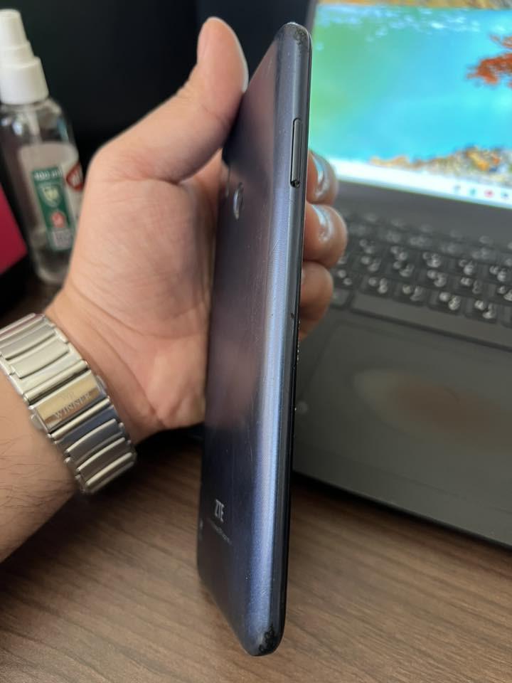 ZTE Blade A51
السلام عليكم 
جهاز ZTE للبيع 
بسعر 100 الف
سريع وخفيف وبطاريه جيده
مستشعر بصمة اصبع بالخلف 
***********
***********
