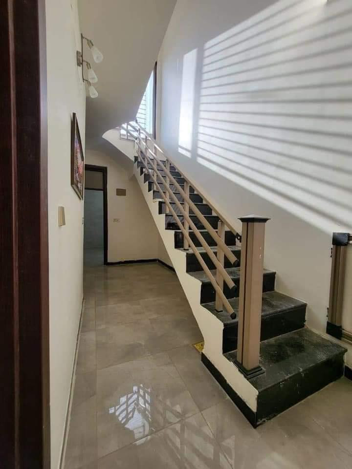 السلام عليكم
يتوفر بيت مساحته 100م
الواجهه 16 ونص
طابق ونص
يحتوي على غرفتين نوم وحده جوه وثانية فوك
بلكونه امامي
سطح خلفي
كهرباء خطين
مجمع الرحمن شارع 14

الاتصال ***********
سعر 178 وبي مجال
