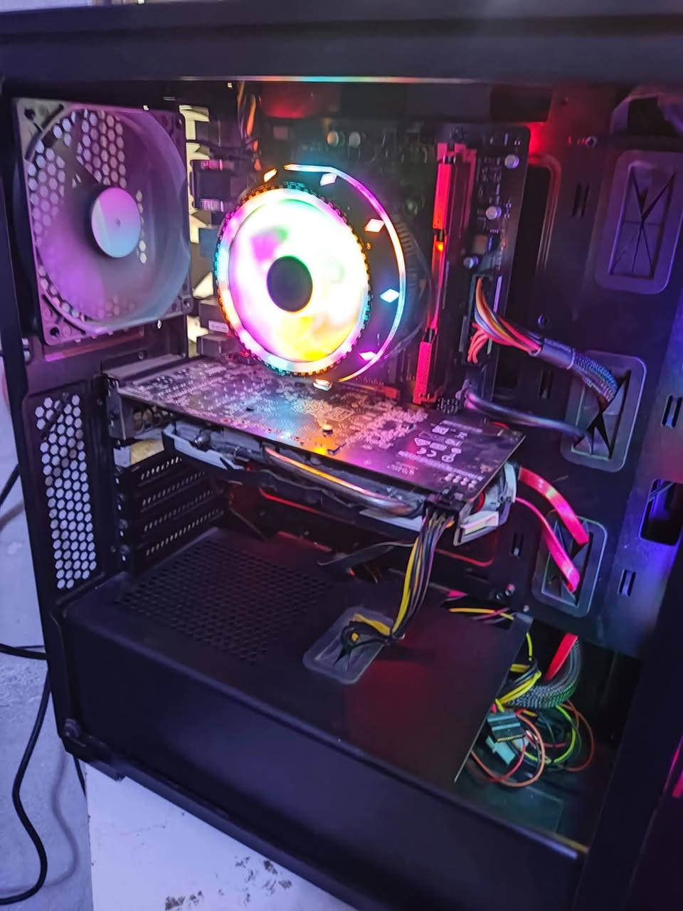 السلام عليكم pc لبيع كيس فقط
المعالج i5 7500
البورد B250m gaming msi
الكرت Rx 580 8gb msi
الرام ddr4 8gb 2400hz
التخزين ssd 512 +320
البور 80+ 400w 
الكيس 3FAN ARGB بدون جامه
السعر 330 الف مكاني بغداد ويا كيبورد اصلي


**إذا كنت صاحب هذا الإعلان وتريد حذفه لأي سبب، رجاءا أرسل رسالة إلى الدعم الفني**