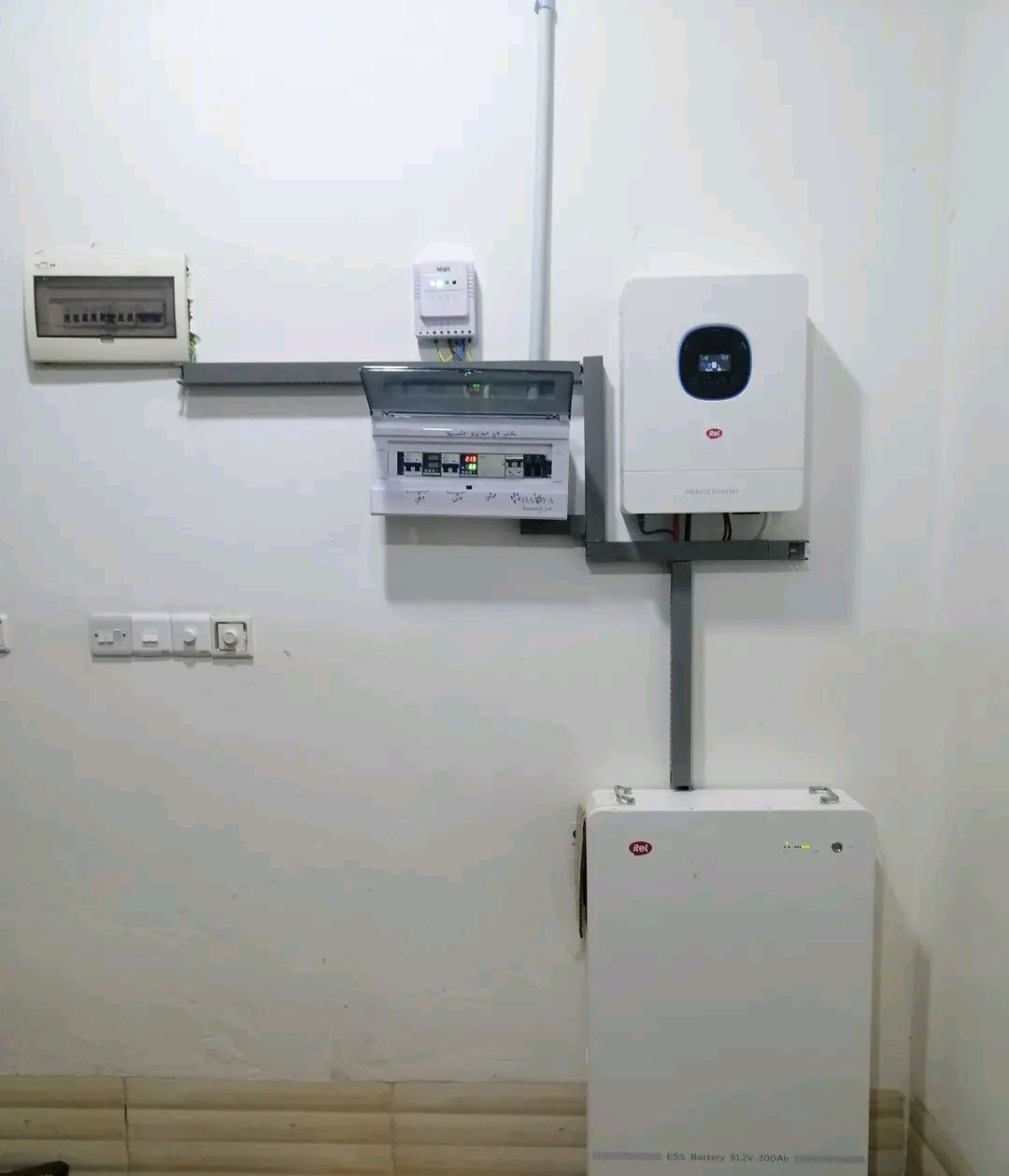 تم بعون الله تنصيب منظومة  طاقة شمسية  في قضاء طوز خورماتو  بواقع (10) امبير نهاري و (10) امبير ليلي 

تتكون المنظومة من :-

1- الواح نوع لونجي (615) واط عدد (5) الواح  ضمان (10) سنوات 

2- انفيرتر (6)كيلو واط 
ضمان (1) سنة نوع  (  ايتل) 

3- بطارية ليثيوم نوع ( ايتل   ) 
 (10.24) كيلو واط (51.2) فولت
  ضمان (5) سنوات

4- بورد مع قواطع AC و DC مع اسلاك الواح 6 ملم DC
ومن الله التوفيق 

***********
***********
