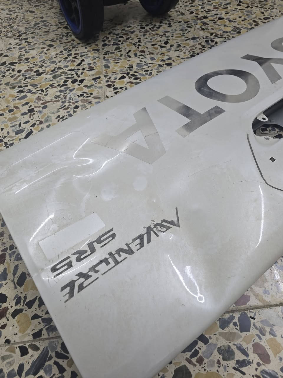 السلام عليكم باب خلفي مال هايلوكس افنجر ويرهم لل G R بي ضربه مثل ما موضحه بلصور سعره 500 دولار
وكفر بگلايت خلفي بس كسر بسيط مثل ما موضح سعره 33 دولار
 العنوان بغداد ***********
