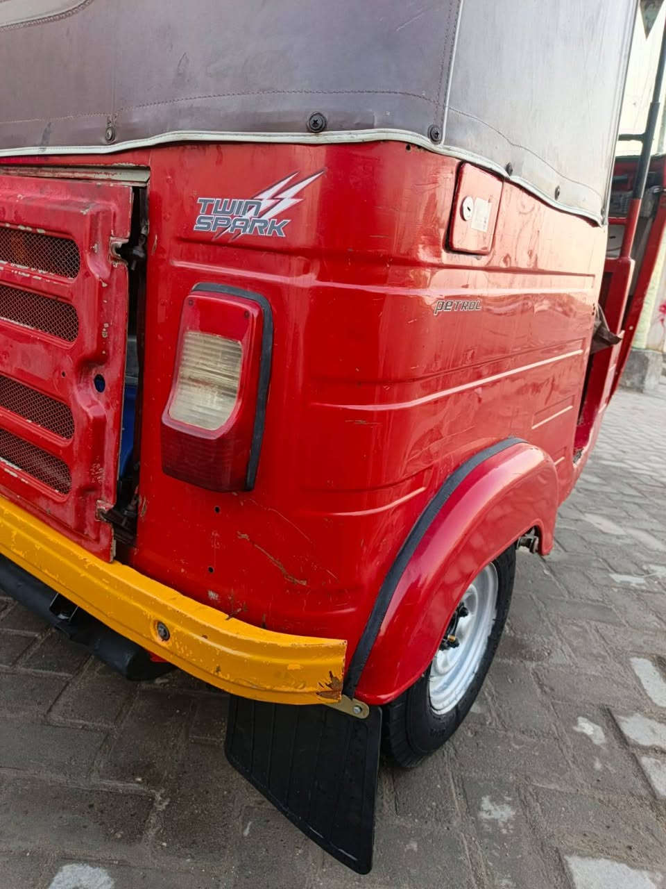 سلام عليكم تكتك 2018داخله 2019رقم وسنويه راعيه موجود تحويل ثاني يوم بصره حي الحرار قرب المحكمه العسكري ***********
