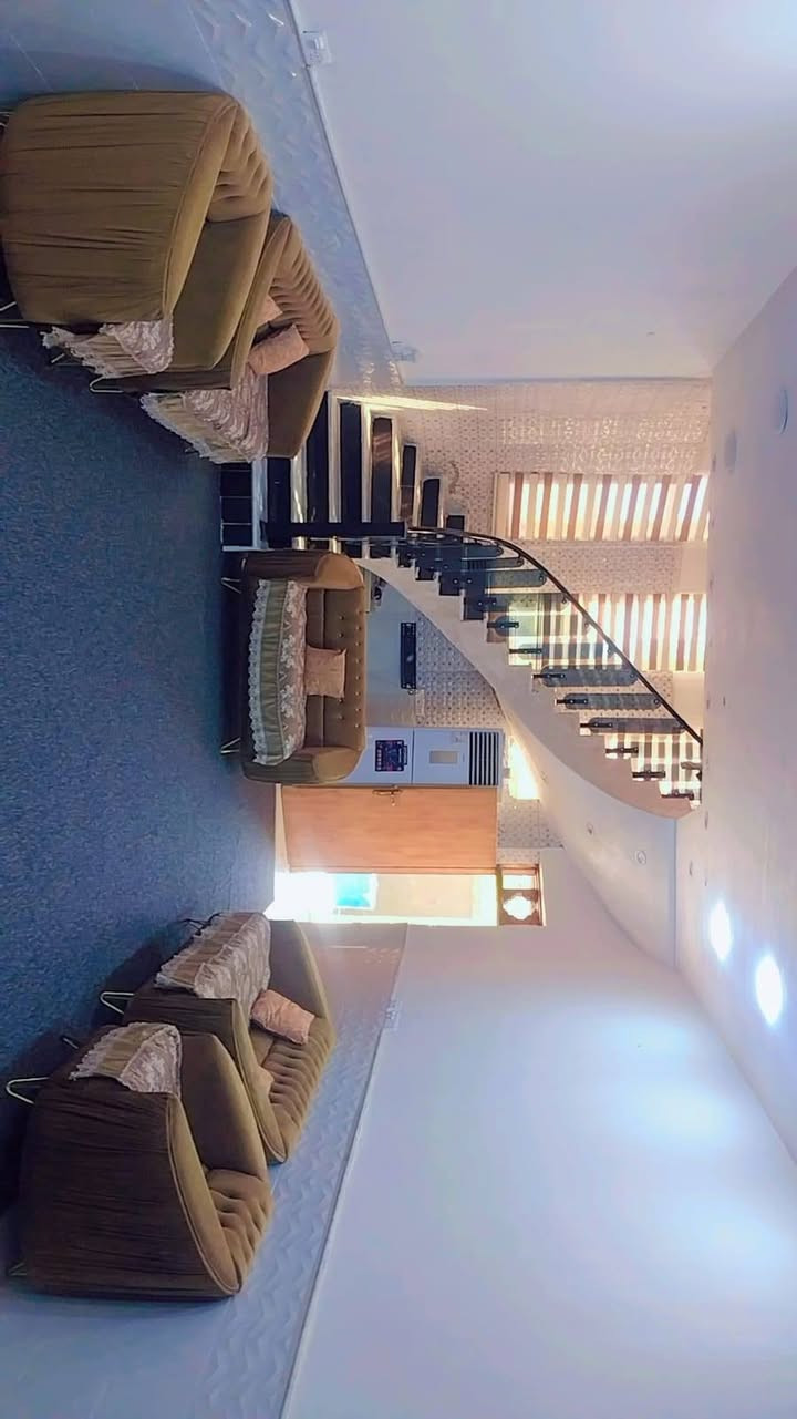 #السعر انتصل وتدلل ‏‪‏‪***********‬‏
دار سكن طابقين ٣٠٠ متر حي الجمعيه ٤غرف نوم وصاله عدد ٢ واستقبال ومطبخ حار وبارد وحمام عدد٣ وصحيات عدد ٣ الأرضيه مرمر والجدار سيراميك ملبوخ داخل وخارج
