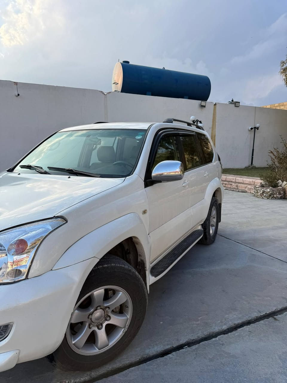 السلام عليكم
برادو 2006 
السياره تحويل شرط 
السياره بيها قطعتين وبدون دواخل و اير باك 
4 سلندر و دبل اكسن و عليها نضام غاز سستم كامل 
سياره بدون صرف و كلشي شرط 
و گير و محرك شرط 
145 ورقه و 5 ورقه بيها غرامه تنزل من سعر  و بيها مجال لناس الطيبه 

عنوان دهوك 
رقم : ***********
