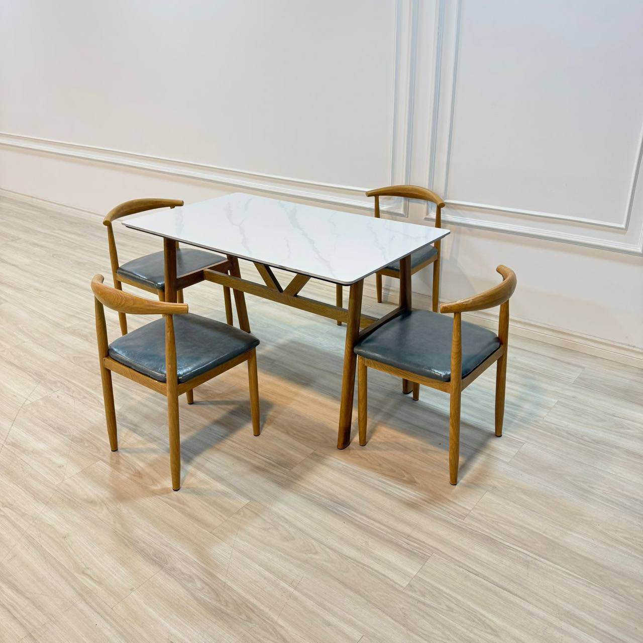 #سارع_بالحجز_ #الجميع 
ميز طعام 4 كرسي رجل حديد 
دوشمه جلد سطح الميز رخام مزجج 
قياس الميز 70*120 سم 
هيكل حديد بالكامل صبغ حراي 

للحجز والاستفسار مراسله الصفحة او الاتصال بالرقم*********** بغداد, العراق
