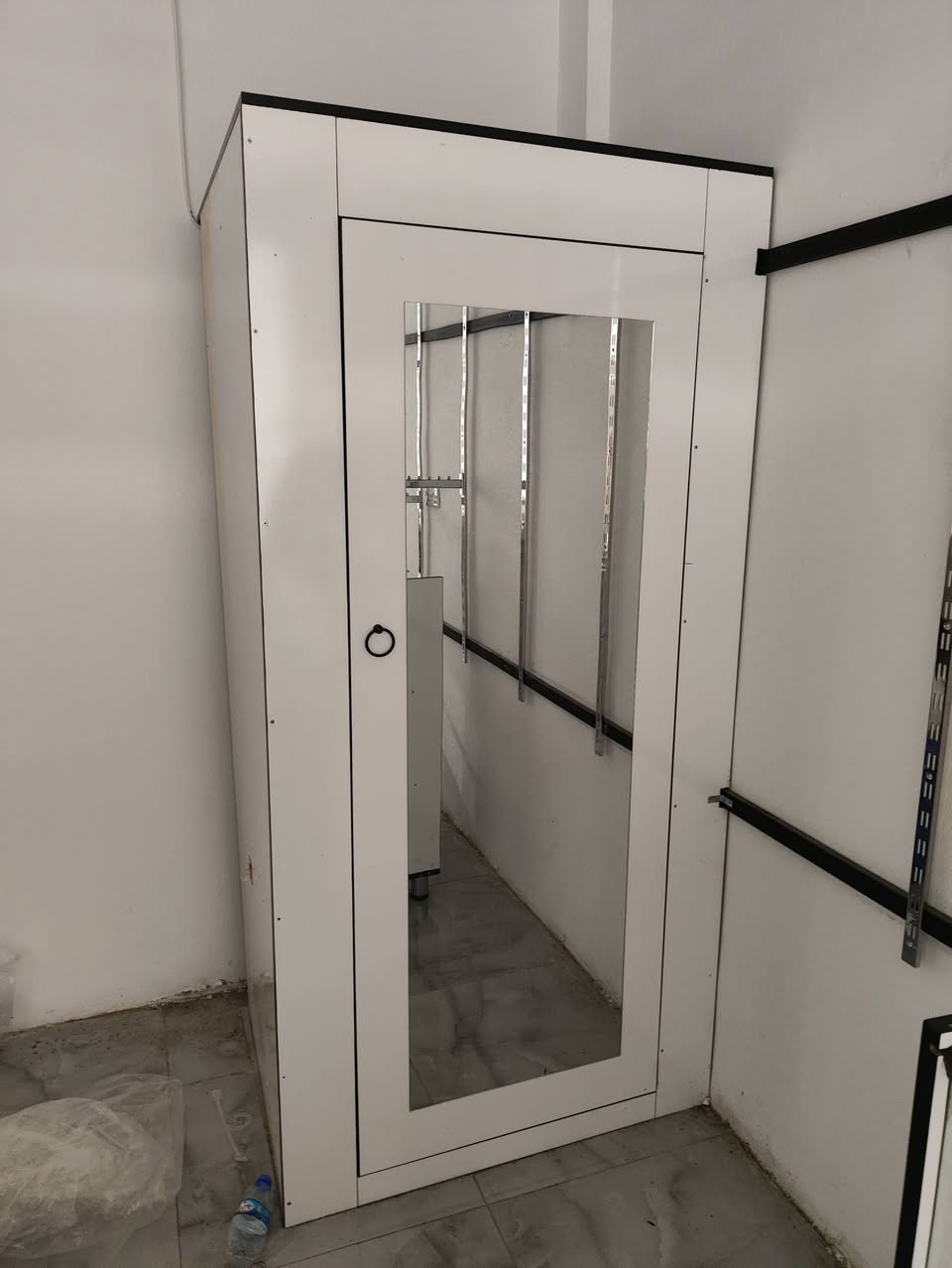 ميز و غرفه تبديل ل بيع مستعمل كلاش نضيف
السعر الميز 400 الف 
السعر غرفه تبديل 150 الف 
الاتصال ***********
