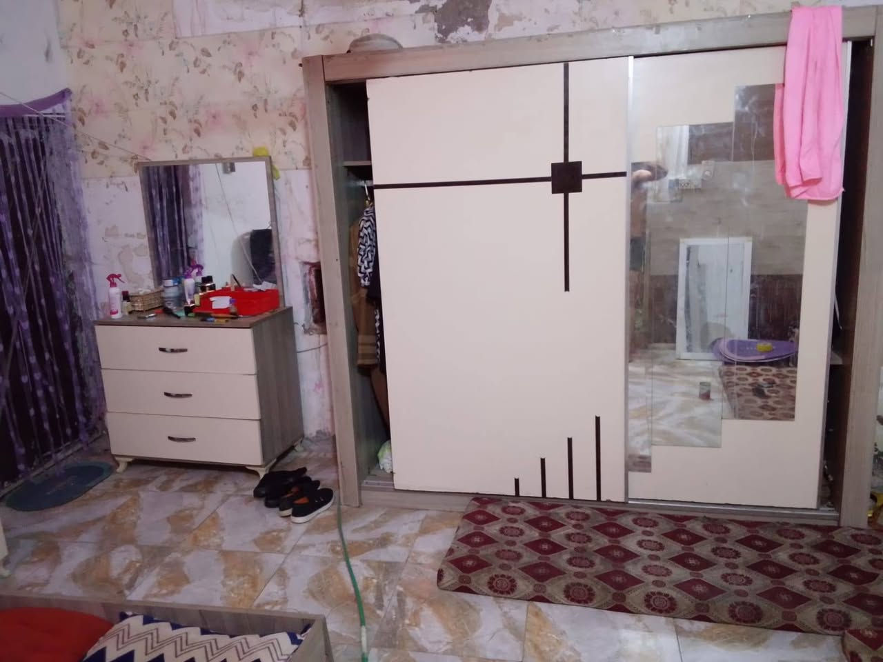 سلام عليكم بيت تجاوز للبيع لمساحه 100 متر بيع مستعجل يشمل لبيع غرفه نوم ملحقاتهه مكيف ثلاجه غساله غراض مطبخ مولد خط وطني يعني مفروش وكامل مراسله لصفحه او وات ساب ***********
