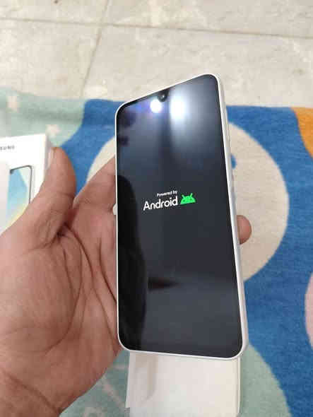 هاتف سامسونج جالاكسي A16 هو هاتف ذكي من الفئة الاقتصادية يركز على توفير تجربة مستخدم جيدة من خلال شاشة FHD+ Super AMOLED مقاس 6.7 بوصة، ومعالج ثماني النواة، وبطارية بسعة 5000 مللي أمبير، بالإضافة إلى كاميرا خلفية بدقة 50 ميجابكسل وكاميرا أمامية بدقة 13 ميجابكسل. ذاكرته   128  ويدعم شبكات الجيل الرابع 4G، مع مقاومة للماء والغبار بمعيار IP54.
المنشأ.. فيتنامي
للتواصل وات ساب
*********** بغداد
