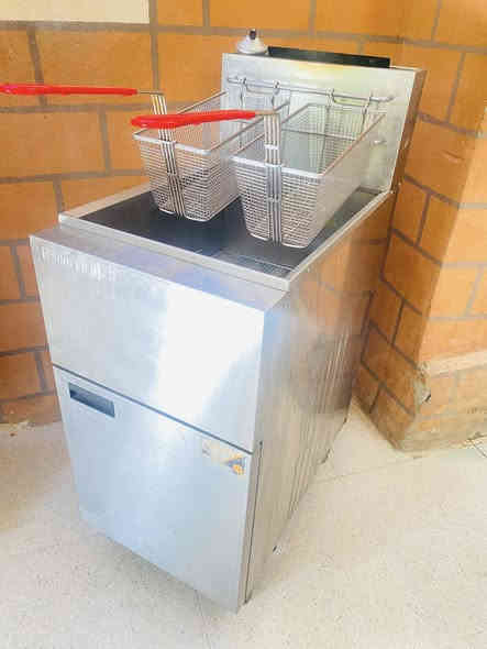 سلام عليكم غراض مطعم للبيع مستخدمات شهرين نضيفات وشغالات و عالفحص 
شوايه دجاج 6شياش كامله ماطور شغال جام بيها كامله سعرها 350الف
خلاط حمص 5 لتر سعره 200 الف 
خلاط خباطه سعره 60 الف 
مثرمه لحم سعرها 50 
قلايه 3مدافع سعرها 450 الف 
مجمده 150 الف 
للستفسار ع الرقم التالي ***********
