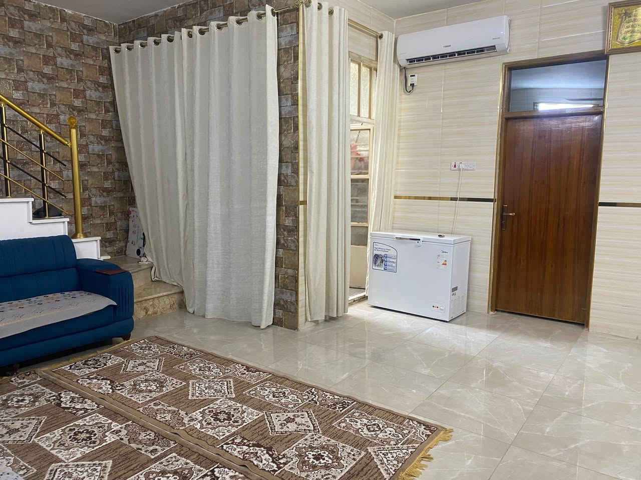 السلام وعليكم 
البيت 200 متر طابو زراعي سند 25 
حي المهندسين اول فرع قريب شارع 
يتكون من غرفتين نوم وصاله ومطبخ واستقبال 
استفسار اكثر مع صاحب دار ***********
