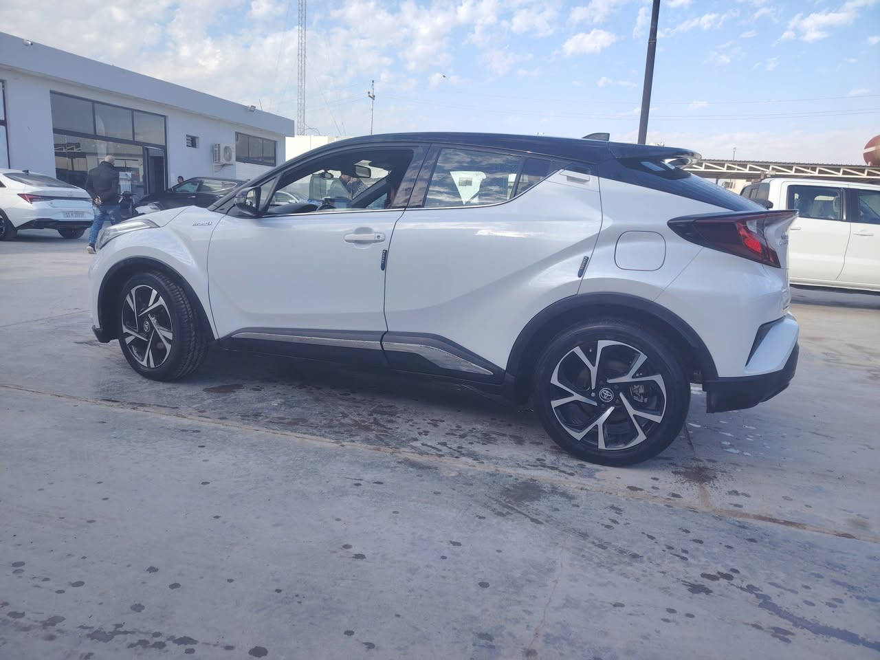 بيع تويوتا C-HR  هايبرد فول مواصفات 
محرك 1800تيربو ..موديل 23 رقم بغداد ماشيه 30 الف دخول كويتي ..اخوان السيارة ضررها جاملغ ومبدل بيها صبغ 5 قطع بدون ضرر ..جناية السيارات يعرفون بالكويت والدول ليش تصبغ السيارة .. مكان السيارة في الكوت معروضة 165 $ بيها مجال للشراي ..***********
