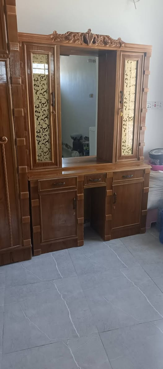 زاويه وميز تواليت للبيع نظيفات ٣٠٠ عنوان كربلاء ***********
