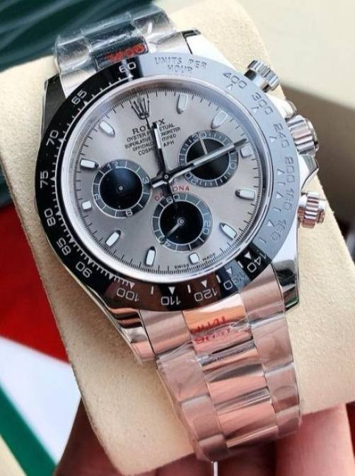 80سعر
شوفولي جمال رولكس سويسري دمار هذا ساعه مكينه كشف اوتو الموديل: كوزموغراف دايتونا، وهو مصمم خصيصاً لتلبية احتياجات  لقياس الفترات الزمنية والسرعات المتوسطة.
القطر: يتوفر عادةً بمقاس 40 مم
الإطار: إطار "سيراكروم" أسود من السيراميك مزود بمقياس تاكيمتري، يتميز بمقاومته الفائقة للخدش.
المحرك: تعمل بمكينة 4130 أوتوماتيكية، وهي حركة كرونوغراف ميكانيكية ذاتية التعبئة.
الزجاج: زجاج ياقوتي (ياقوت زفير) مقاوم للخدش للحفاظ على وضوح الساعة.


**إذا كنت صاحب هذا الإعلان وتريد حذفه لأي سبب، رجاءا أرسل رسالة إلى الدعم الفني**