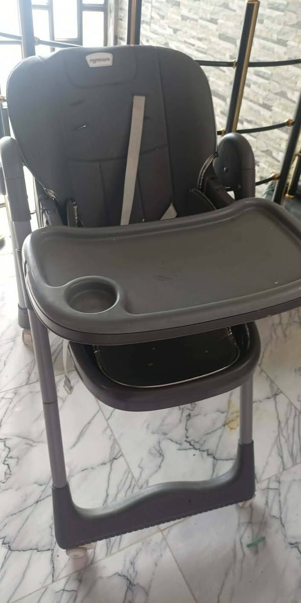 كرسي طعام مستعمله شي قليل اي عيب ما بيها 
السعر60   ‏‪0773 698 6621‬‏
