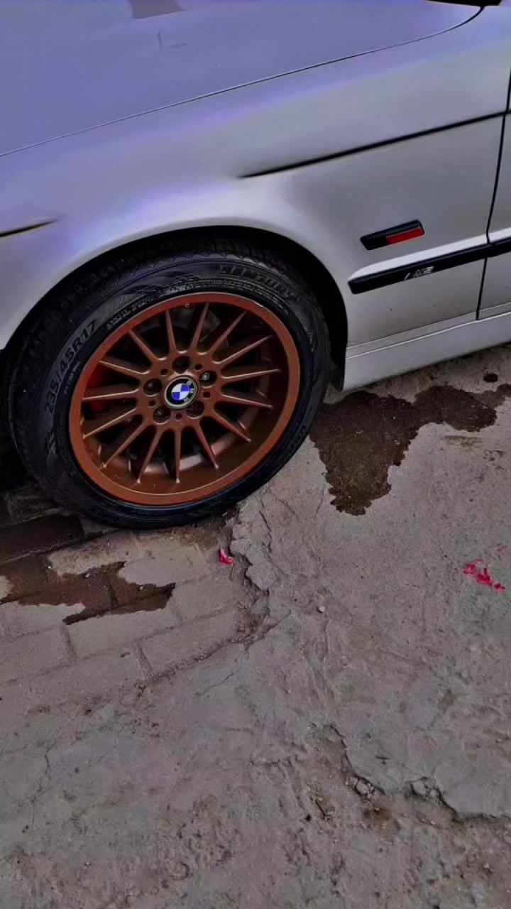 للبيع 525 
***********
السعر ٩٠ وبيها مجال 
جام كهرباء 
كشنات كهرباء جلد 
السيارة كاملة بدون نقص
