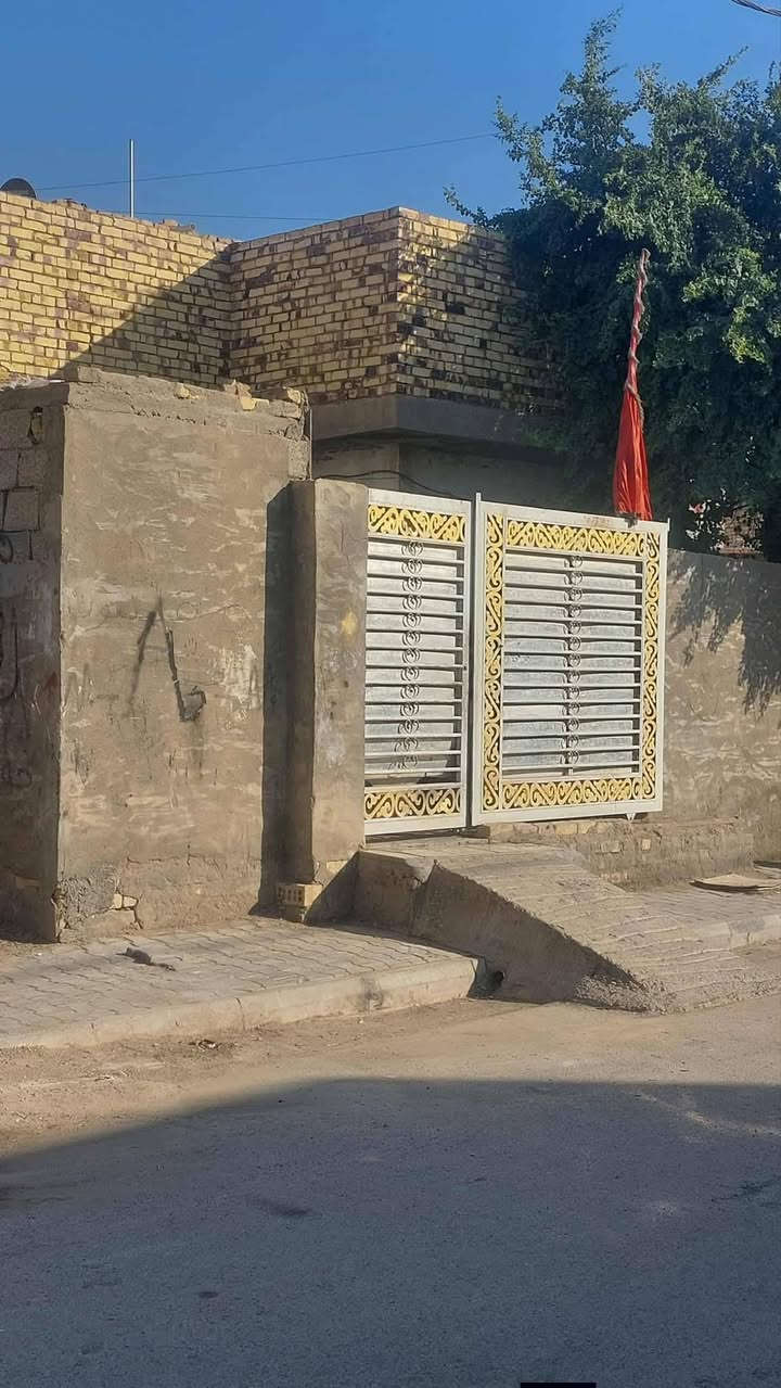 السلام عليكم
دار للبيع في حي الحوراء زين القوس 

مساحه الدار 200م واقع حال 220 
بناء بسيط يعتبر قطعه ارض 
ويصلح للسكن قرب الكراج 
يباع على المبادره 

للاستفسار 
واتساب 

***********
