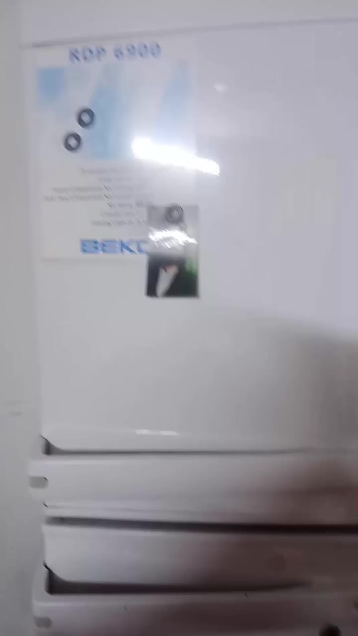 للبيع ثلاجه فقط الييطه مال باب تعبانه
السعر 100الف
***********
