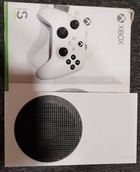 اكس بوكس سيريس اس مستعمل قليل نضافته 95% يجي جوستك واحد  وبي 10 العاب ...