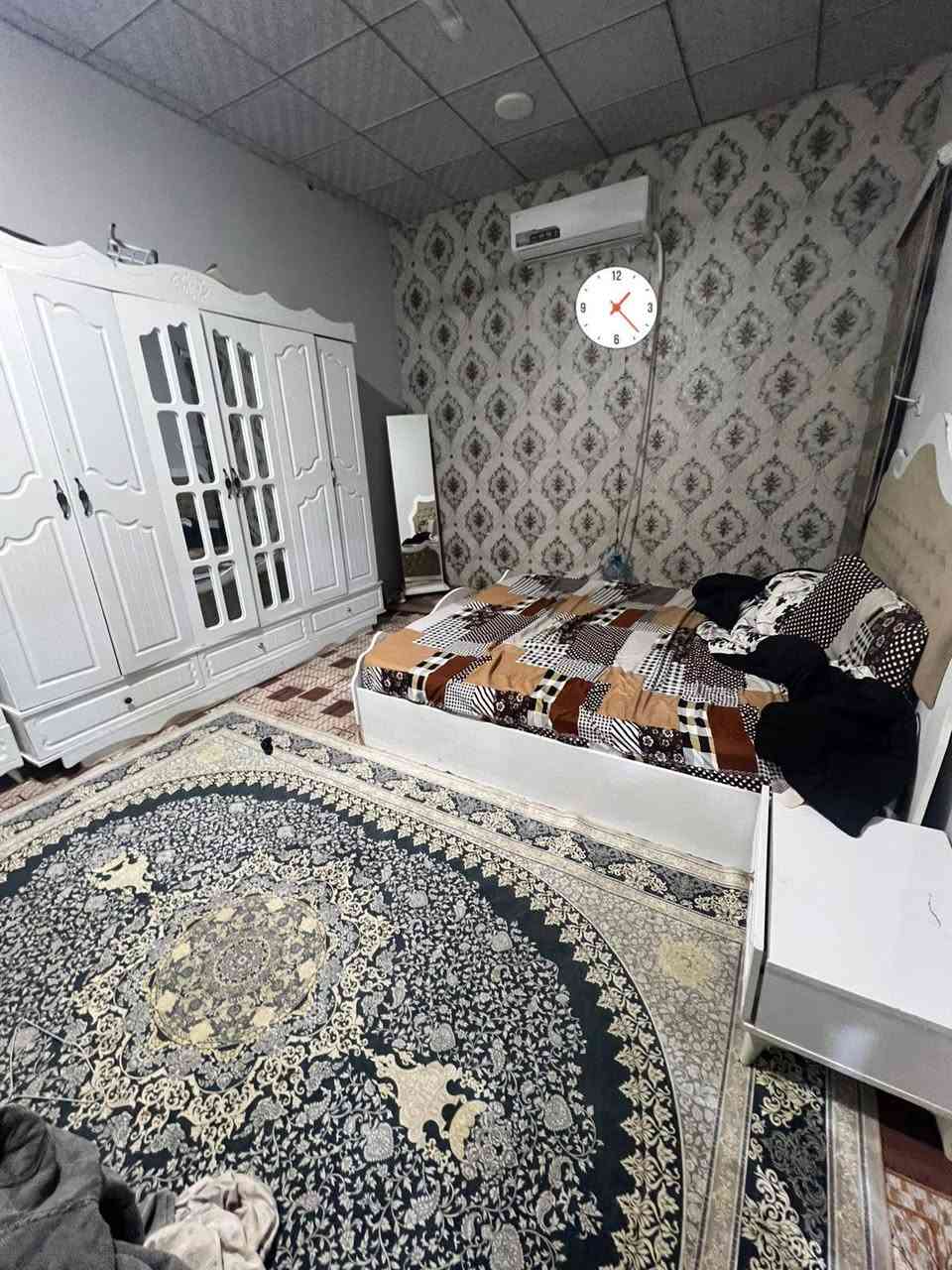 بيت للبيع في المشراق القديم مساحته البيت 260 م معه مشتمل معزول   يتكون البيت طابقين بناع سنه 2020 وقف سني مسجل بسمي يتكون الطابق الأول من غرفتين وصاله كبيره جدآ ومطبخ وصيات ويتكون الطابق الثاني من 3 غرف وصاله وصحيات معه مخزن سعر البيت / 160 وبي مجال رقم الهاتف /***********
