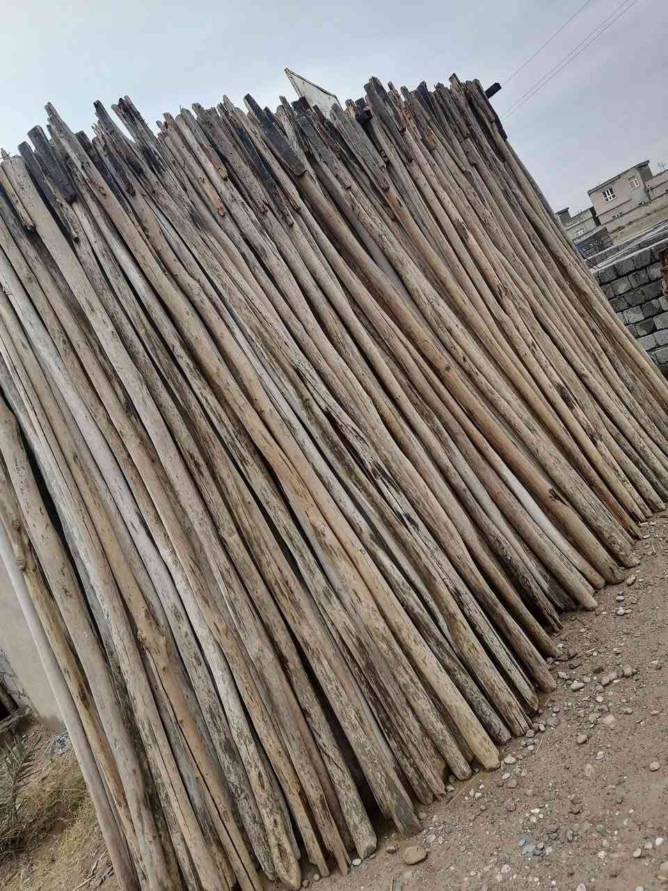 السلام عليكم.. دراسك للبيع طول ٣م العدد٤٠٠ درسك نضاف حيل سعرالزوج  ٤٠٠٠ ودراسك ٣و٢٠+٣ونص الزوج٨٠٠٠ مكان الشرقاط قريه شكرا ساحه البركه لبيع الخشب للستفسار والاتصال *********** /***********
