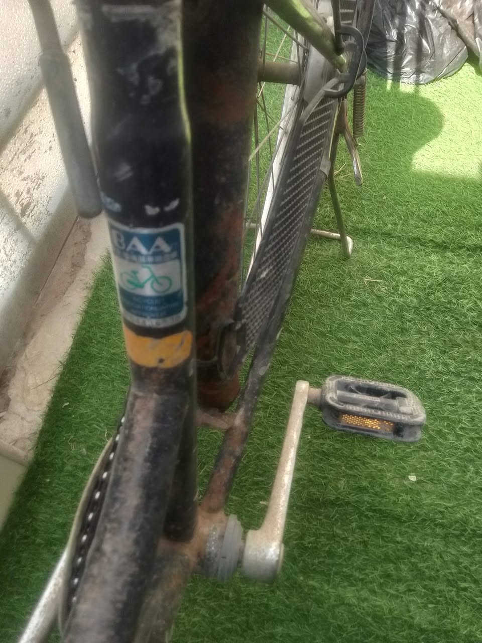 سلام عليكم بايسكل للبيع بي الويل الخلفي بي عواج قليل وهذا بصوره واظح حجم 26 سعره 50الف ***********/عنواني شهداء السيديه
