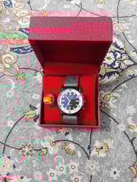 ساعة بشكل راقي ونازك وغير مستخدمة السير مالها جلد يجي وياها محبس هدية ...