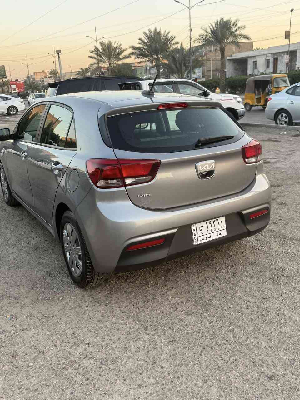 السلام عليكم 
كيا ريو هاتشباك 2022
وارد امريكي ماشية 34 الف ميل 
مواصفات السيارة اعتيادية 
محرك 1600 
نظام sport 
شاشة ابل كاربلاي اندرويد اوتو وايرليس 

السيارة كلها بلادية بيها بس الدعامية الامامية واكعة ومرجعيها 
بدون ارباك بدون دواخل بدون اي شي 
نص البنيد مرشوش 
داخلها وكشناتها كلش جديدة اني مغلفها محافظ عليها فممبينة بلصور 
السيارة ب اسمي ومكانها بغداد 
للبيع سعرها 129$ ورقة 

للتواصل ***********
