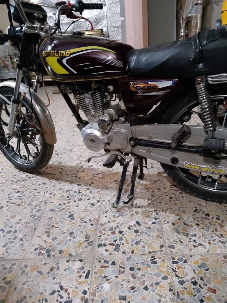 السلام عليكم دراجه سيفان موديل 24  محرك ما مفتوحة دراجه احله من بل صوره كلشي شغال بس الشاير عاطل الباقي كله شغال تجي أو فحص عنوان ديالى منطقت الكصرين رقمي ***********  سعره 850 أو بيه مجال حك الجيه
