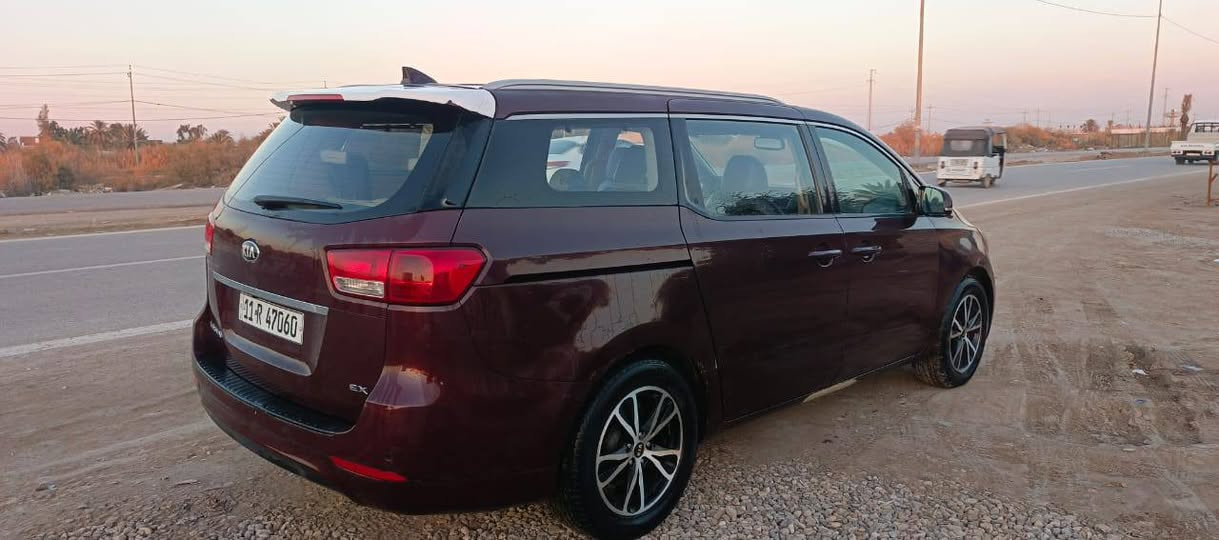 السلام عليكم
سيدونا 2015 امريكي فول عدى لفتحه 
بيها 3 قطع صبغ بدون دواخل فقط رش 
مكاني بابل الشوملي السعر 155 وبيها مجال 
***********
