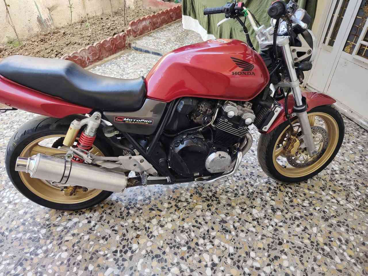 سلام عليكم هوندا سبي 4 جيل الثاني سكيورتي  هايبر    مكينه وكير كفاله عامه كل نقص مابيه 12قفل بيع سريع و أوراق كامله بيه مكان واسط النعمانيه الرقم ***********
