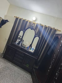 غرفة نوم • خزانة كبيرة • خشب متين