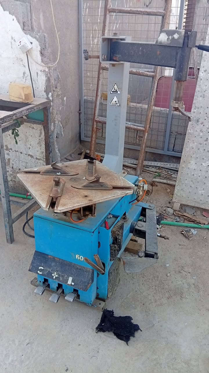 اغراض محطه غسل للبيع مولد دويز 15كيفي ثرفيز كمبريسر عدد اثنين واحد كهرباء سنكل  والثاني بانزين حجم 300لتر ضاغطه ماء 45بار رمبات تفصال جك عربانه خالعه حجم 24الغراض انضاف علافحص السعر 4500مكاني كربلاء لاتصال ***********/***********
