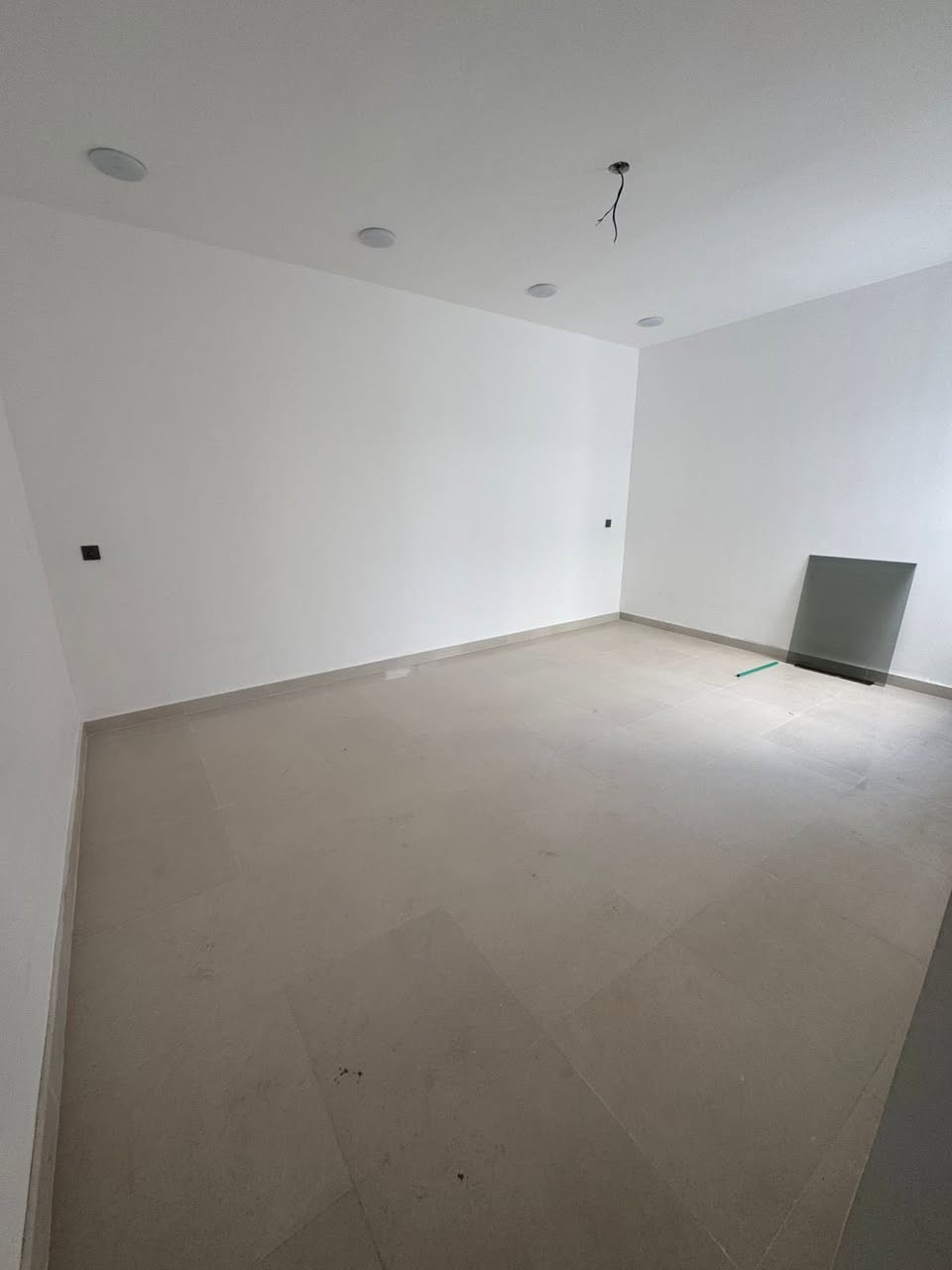 #للايجار في منطقة السيدية

وحدات سكينة نضيفه جدا للايجار 

الطابق الارضي:

يحتوي على غرفتين نوم وصاله ومطبخ وخدمات 

السعر 850الف

الطابق الاول:
تحتوي على غرفتين نوم وصاله ومطبخ وخدمات 

السعر 750 الف 

للأستفسار ***********
