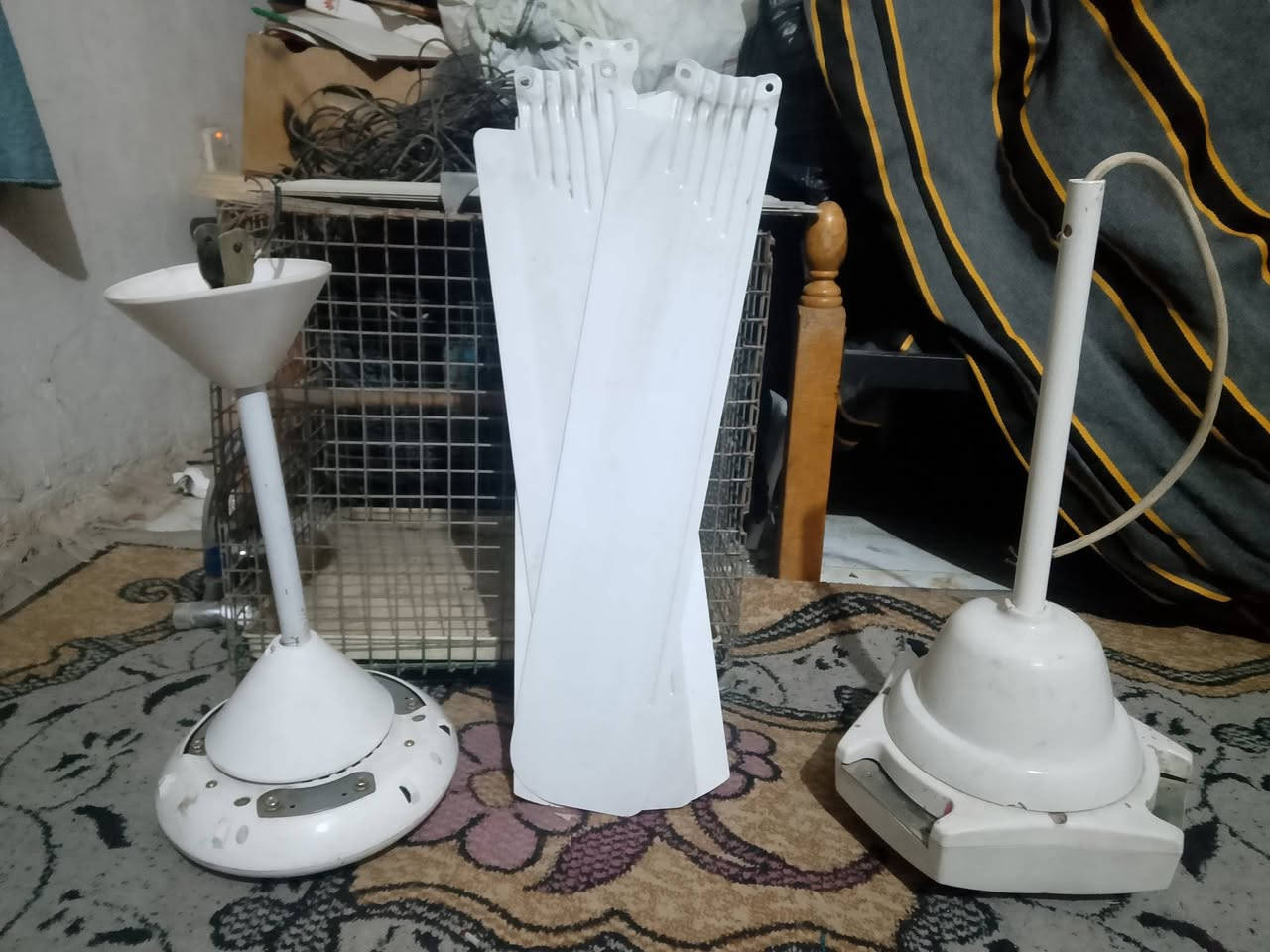 السلام عليكم مروحات اصليات شغالات اثنينهن 25 قفل عنوان بغداد ام الكبر والغزلان ***********
