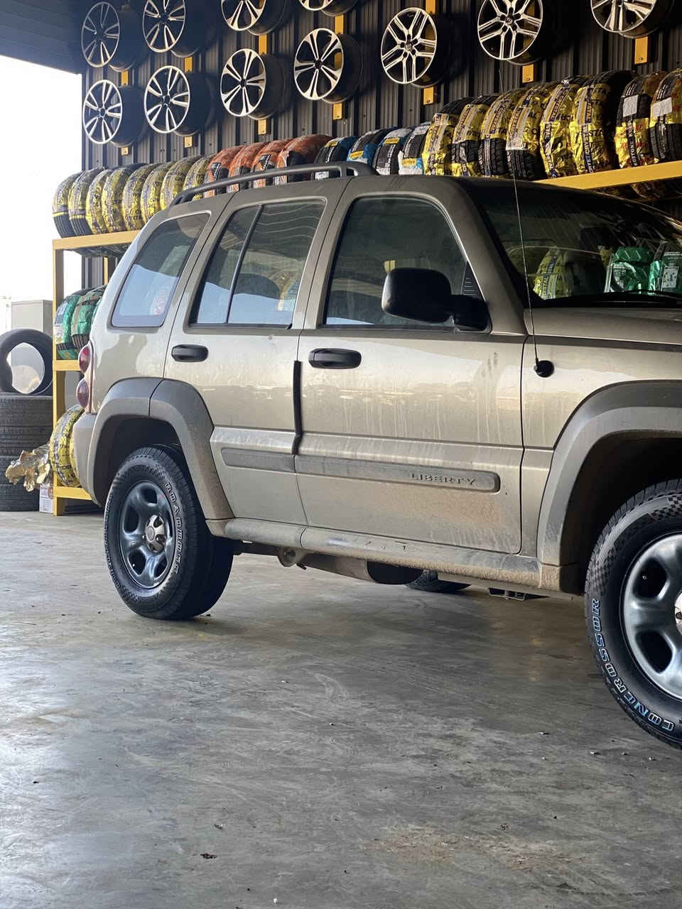 السلام عليكم
متوفر تاير جديد كافه القياسات والاحجام 

كوري تايلندي صيني انتاج حديث 

واسعار جمله 

فتح وشد داخل المركز مجاني 

العنوان مدخل الشباب مقابيل حسينه حواس 

الرقم ***********
