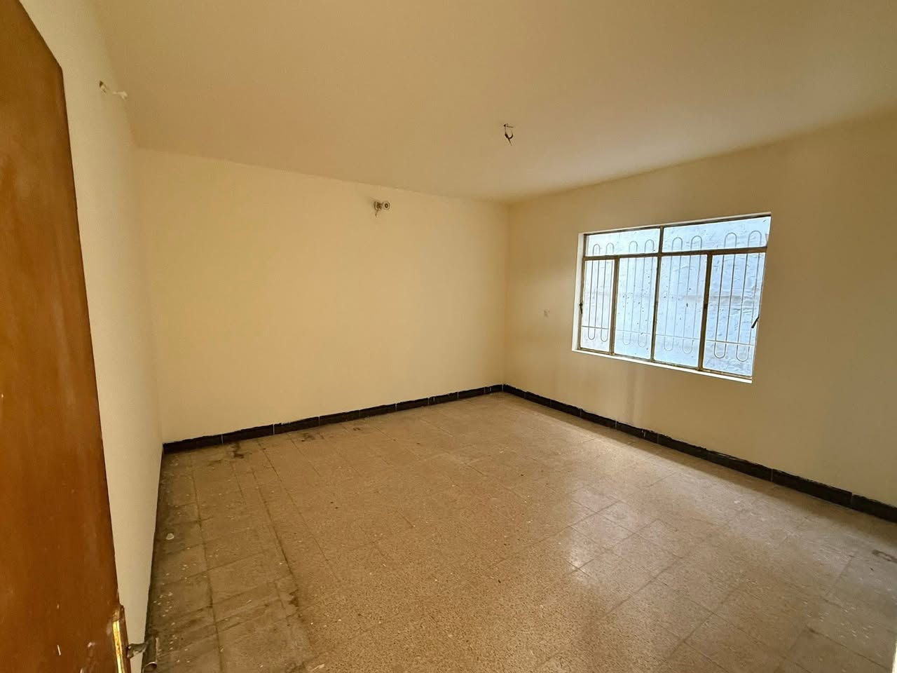 سعر الايجار: 300 الف .
للإيجار للإيجار شقة معزولة عزل تام 
في حي السكر قرب اسواق السكر موقع مميز وهادئ 
المساحة 160متر واجهة 10م 
غرفتين نوم ومطبخ واستقبال وصحيات 

☎️ للاستفسار التواصل على الصفحة او واتساب ☎️ 
‏ ‭0775 715 1464‬ اسيا / ‭0750 359 4652‬ كورك
