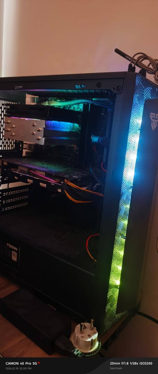 حاسبه pc للبيع كامله وجاهزة
المواصفات 
* المعالج: Intel Core i7-7700K (مكسور السرعة مستقر على 4.4GHz) - أداء قوي جداً للألعاب والتصميم.
* كارت الشاشة: NVIDIA GeForce GTX 1060 (6GB) - يشغل أغلب الألعاب الحالية بسلاسة.
* الرام: 16GB بسرعة 2400 MHz.
* التخزين (مساحة ضخمة 3.25TB):
* M.2 NVMe 500GB (للنظام والسرعة القصوى).
   * SSD Sata مجموع (1.25TB) للألعاب والبرامج.
   * HDD 2TB للأرشفة والملفات الكبيرة.

الشاشة والملحقات:

* الشاشة: LG 32 inch / 165Hz / HDR / FreeSync Premium (شاشة عملاقة وسريعة جداً).
* الـ UPS: نوع WB pawen 3000VA (عملاق، يشغل الجهاز ساعة ونص مع الشاشة، و3 ساعات بدونها).


**إذا كنت صاحب هذا الإعلان وتريد حذفه لأي سبب، رجاءا أرسل رسالة إلى الدعم الفني**