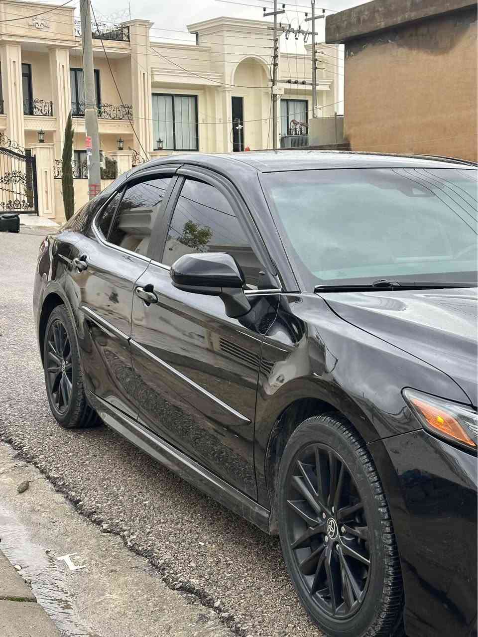 Toyota Camry 2021 SE 
٦٥ مايل رؤشتووه 
ره نگي ره شي قتران 
تنها بونيتي كليره بي داخلي 
سه ياره بي شوخت بي قه پ 
يه ك ده سته 
گير و مكينه و رادار و خه تي جاده 
به شه رت 
ئه گه ر مشتري په يوه ندي بكه 
*********** 
سعري ١٩٧$ كه ميك مجال أربيل, العراق
