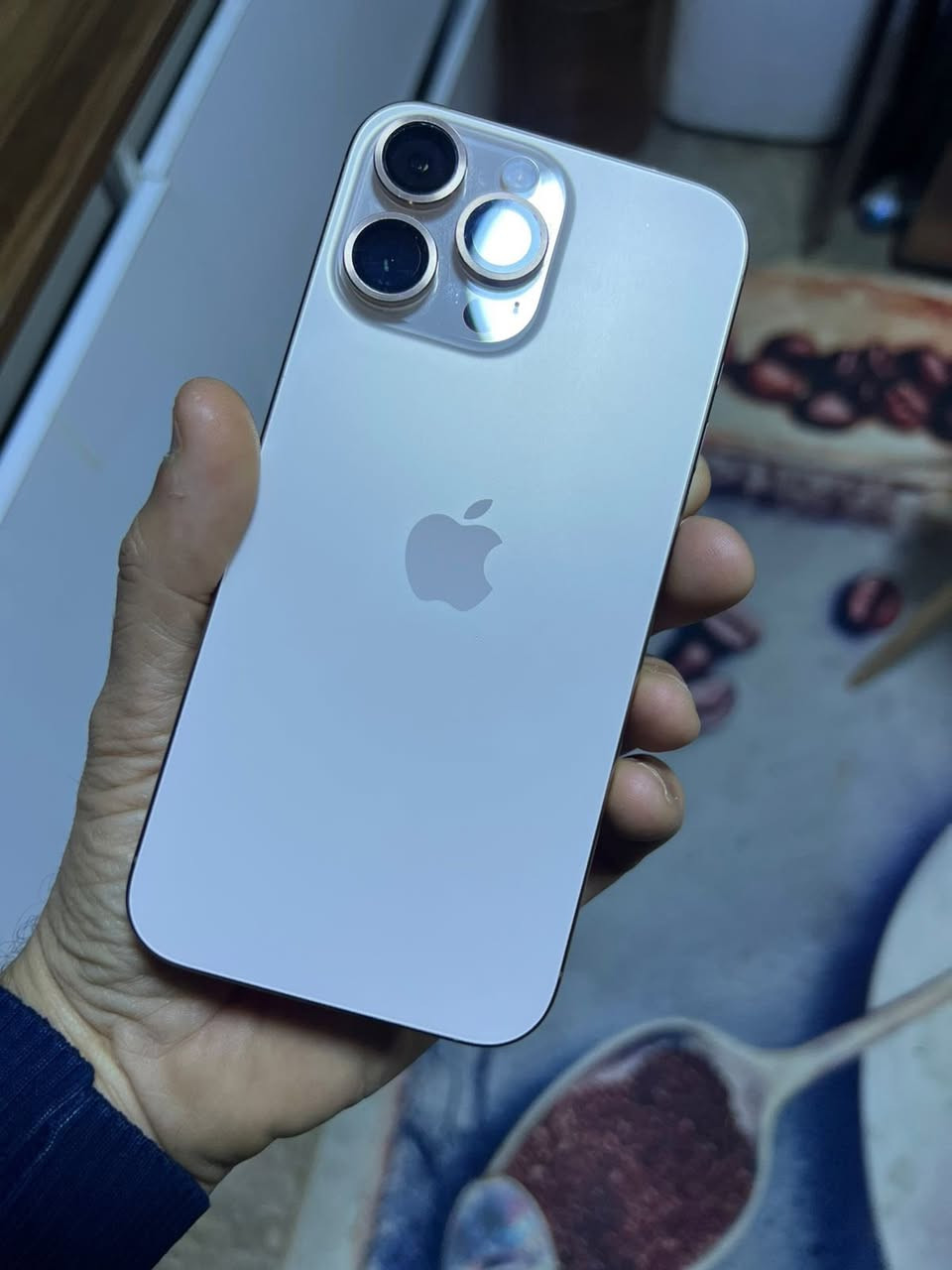 سلام عليكم اي فون 16 برو ماكس لون ذهبي نظافة 100/100 استعمال خمسة اشهر بطارية 100/100 مكفول من الخدش او شخط  وياه كيبل الاصلي وكارترنة ضمان ABM  سعره 1350 رقمي *********** بغداد البلديات
