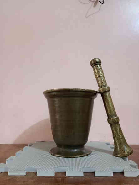 الأصلي هاون قديم جداً ارتفاع 18ونص سم واليده 30سم،
للبيع ‏‪***********‬‏ يوجد توصيل كافة المحافظات
