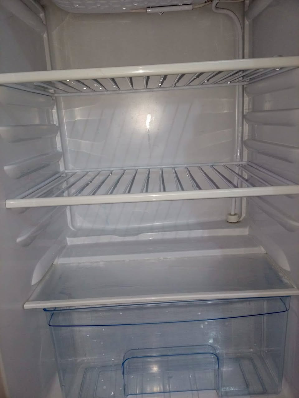 ثلاجة جديده مستخدمة شي قليل سعره 110 ***********
