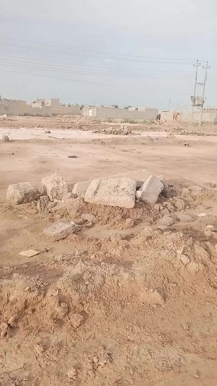 قطعه للبيع مساحه 200السعر 13وبيه مجال قليل بالشطره بساحه بدركلشي متوفر بيه ماي وكهرباء ***********

