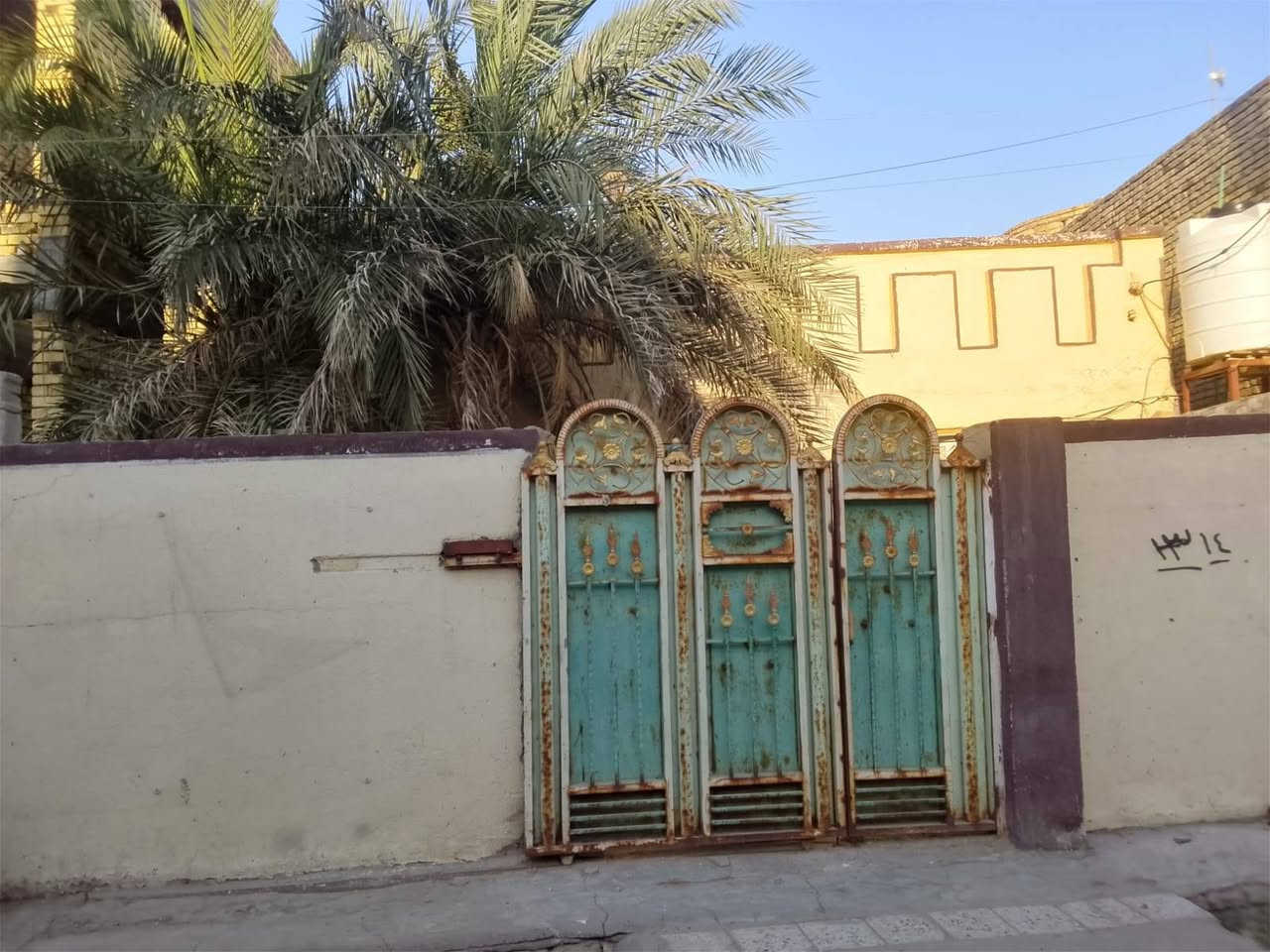 دار للبيع مساحه ٢٠٥ قرب الجنسيه بشارع الشيخ ظافر لهمود للاستفسار الاتصال على صاحب الدار *********** مكلف بالنشر اخوان اتصلو على الرقم
